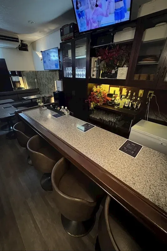 Girls Lounge & Bar Azulのカウンターとボトル棚
