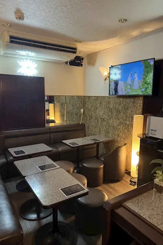 Girls Lounge & Bar Azulのテーブル席と店内照明
