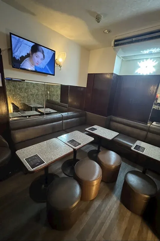 Girls Lounge & Bar Azulのソファ席と店内全体